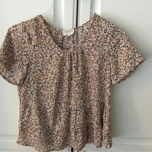 Lovely blouse, beautiful flowered pattern, very flattering